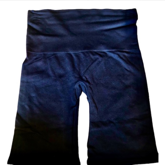 NWT SPANX LOOK AT ME NOW Seamless Bike Shorts Blk - Picture 3 of 4